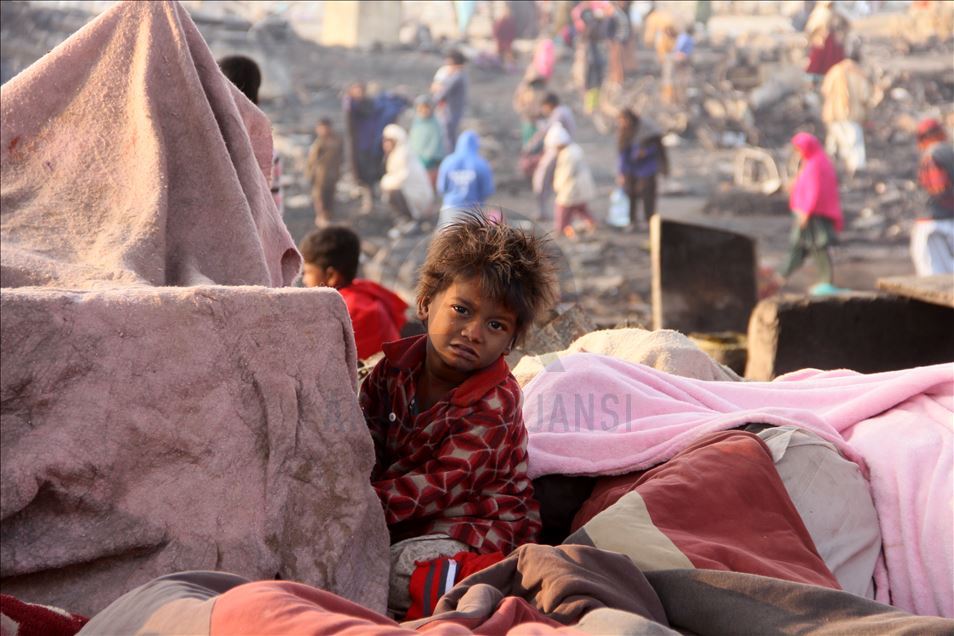 Massive fire engulfs shanties near Karachi’s Teen Hatti area