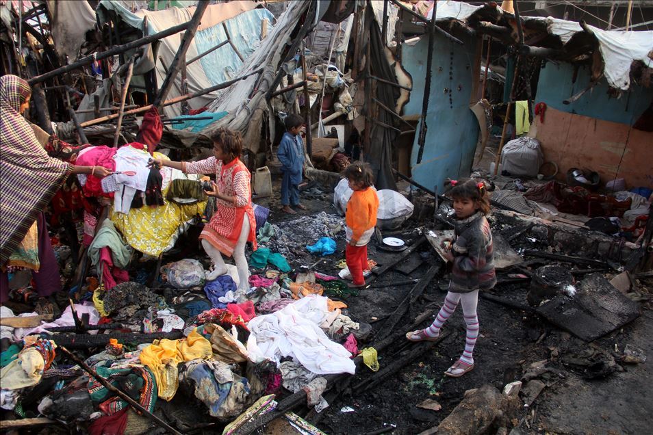 Massive fire engulfs shanties near Karachi’s Teen Hatti area