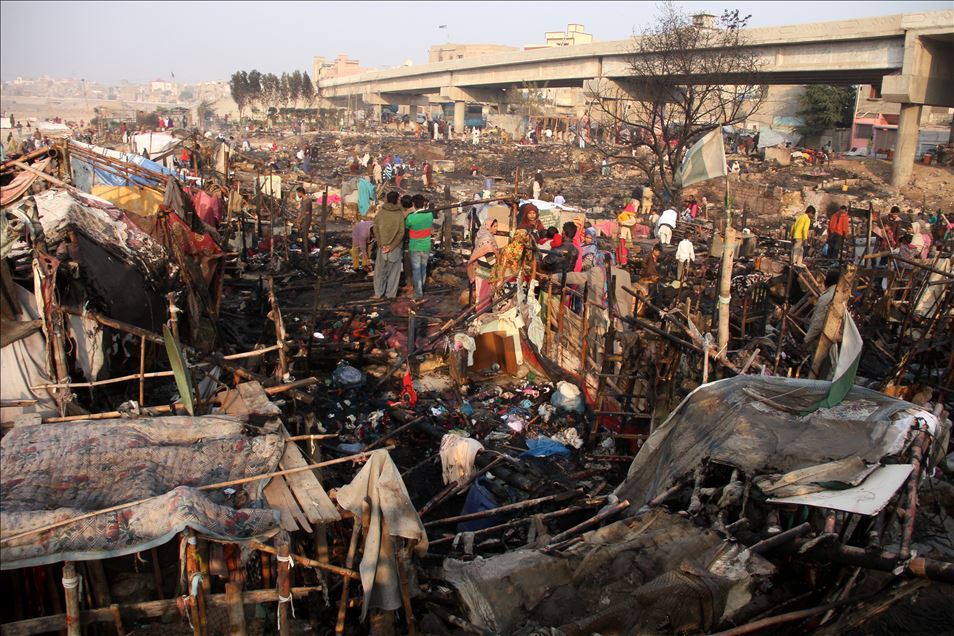 Massive fire engulfs shanties near Karachi’s Teen Hatti area