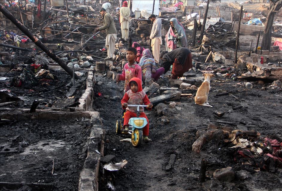 Massive fire engulfs shanties near Karachi’s Teen Hatti area