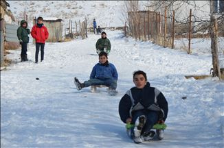 خۆشحاڵی منداڵان به بارینی بهفر