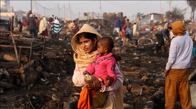 Pakistan'ın Karaçi kentindeki gecekondu mahallesinde çıkan yangında 400 kulübe tamamen yandı