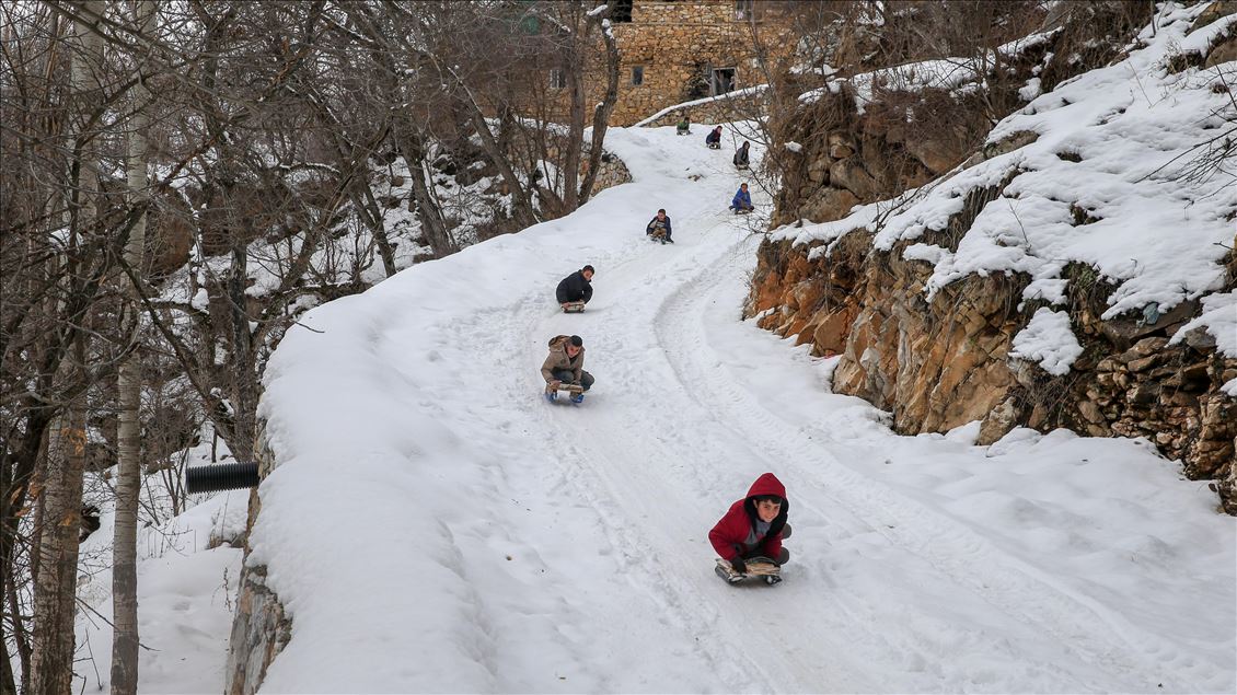 "9. gezegen"in çocukları karlı sokakları kayak pistine dönüştürdü