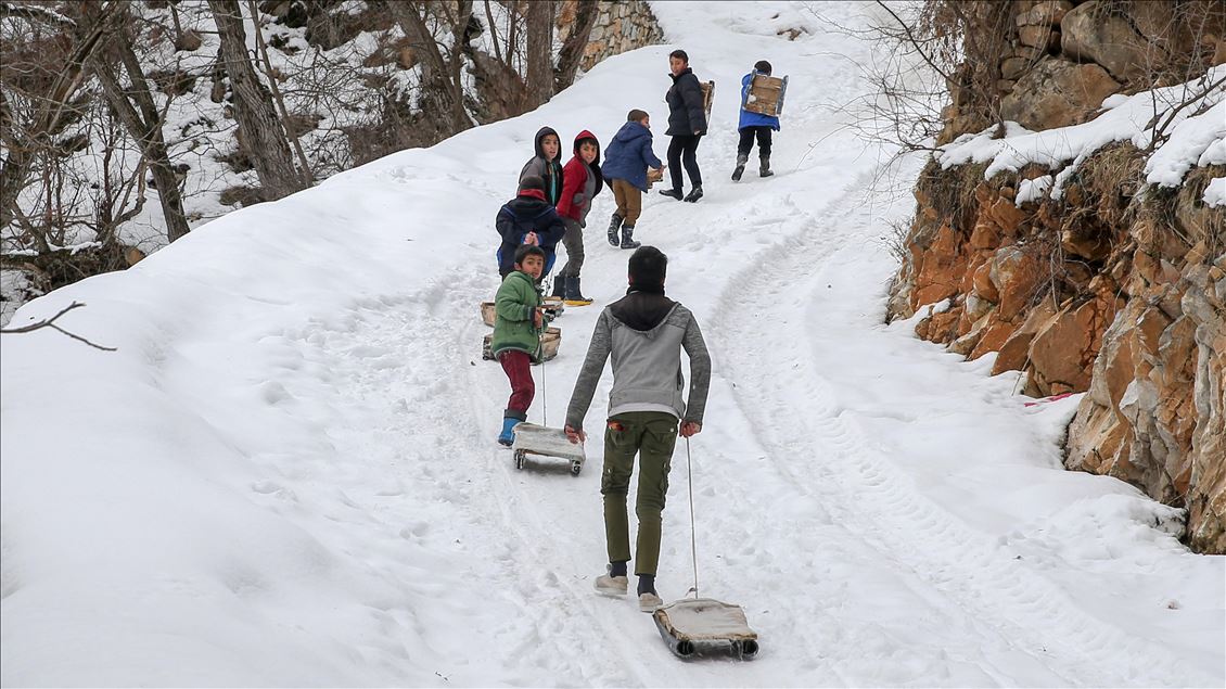 "9. gezegen"in çocukları karlı sokakları kayak pistine dönüştürdü