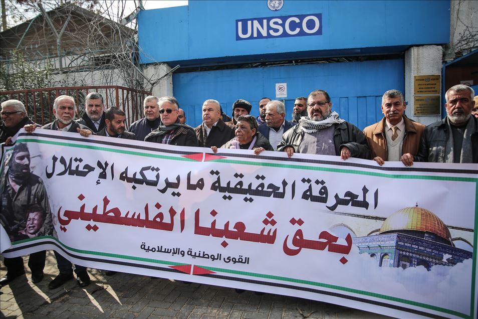 وقفة بغزة تطالب "العالم" بإدانة الجرائم الإسرائيلية بحق الفلسطينيين