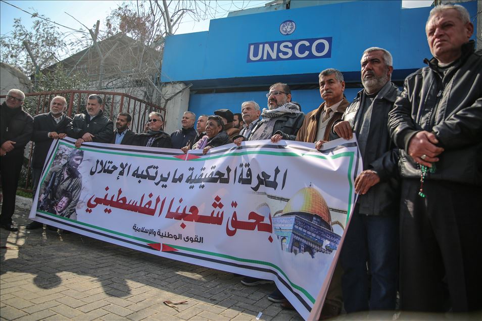 وقفة بغزة تطالب "العالم" بإدانة الجرائم الإسرائيلية بحق الفلسطينيين
