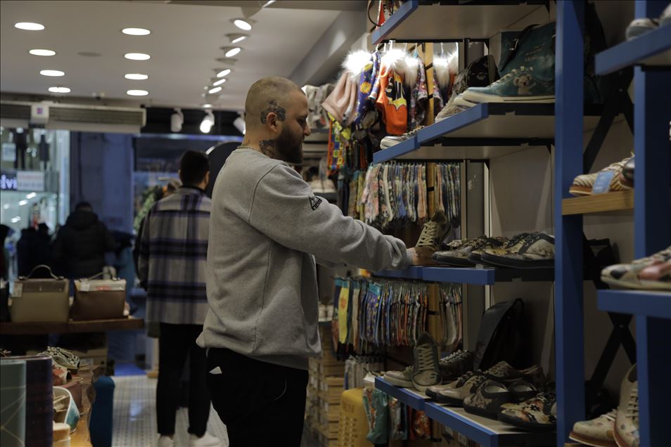المنتجات الجلدية بإسطنبول.. تنوع يجذب سياح العالم