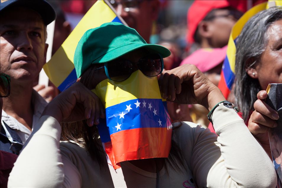 Caracas'ta Maduro'ya destek yürüyüşü