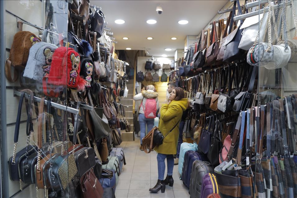 المنتجات الجلدية بإسطنبول.. تنوع يجذب سياح العالم