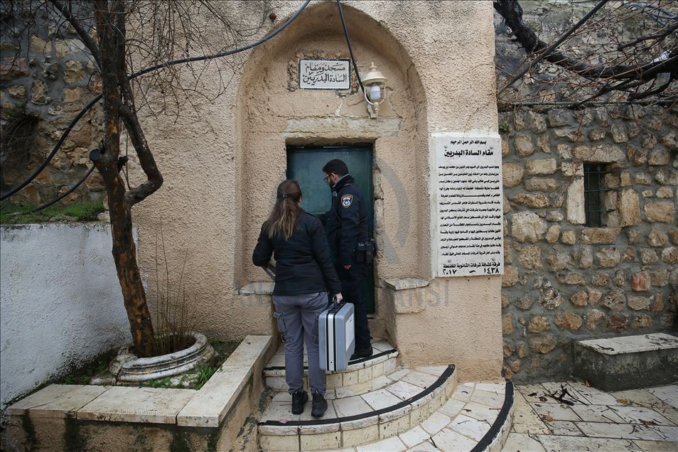 مستوطنون يضرمون النار بمسجد جنوبي غرب القدس