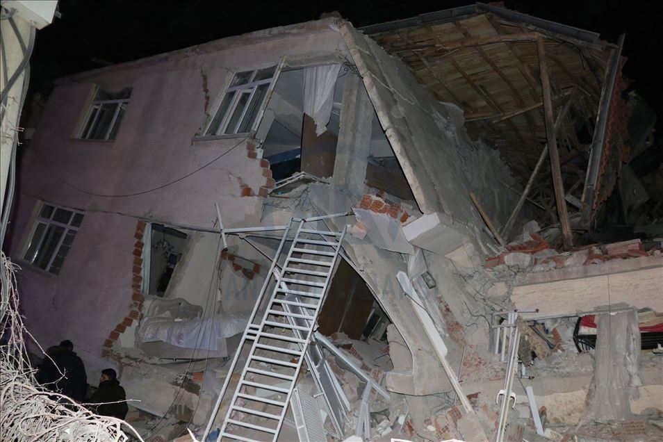 "Un séisme de magnitude 6,8 s'est produit avec Sivrice pour épicentre, dans la région d'Elazığ", a indiqué l'AFAD dans un communiqué.
