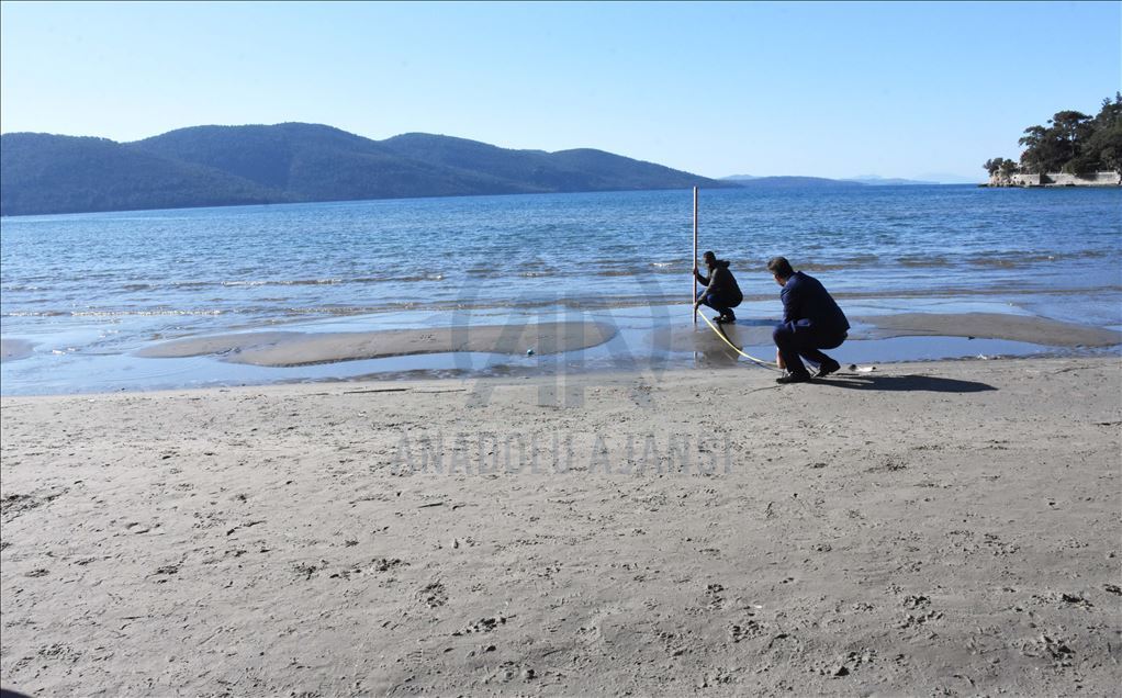 Sakin Kent Akyaka'da deniz suyu 30 metre çekildi