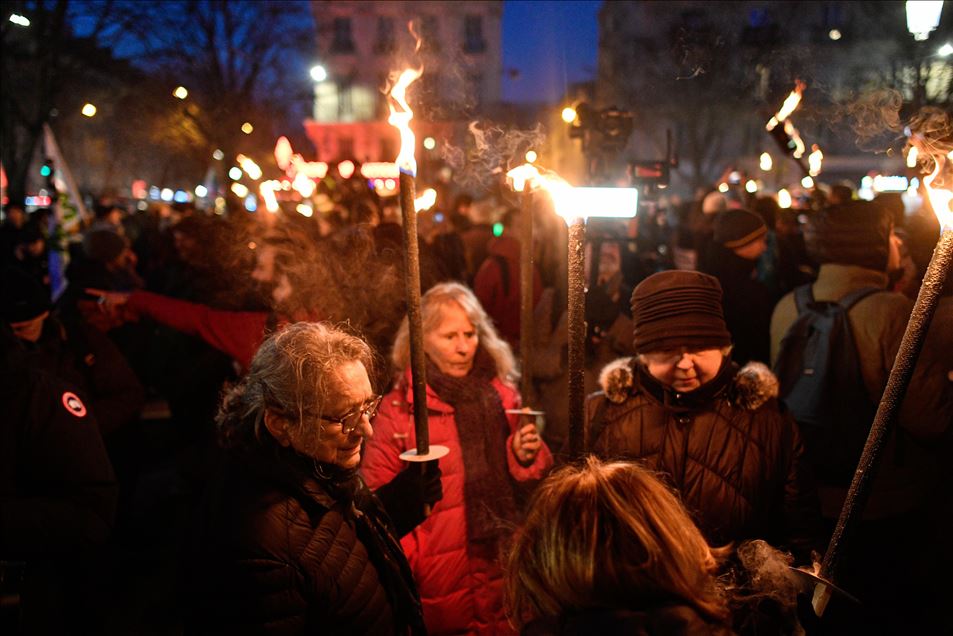 Paris'te protestolar devam ediyor