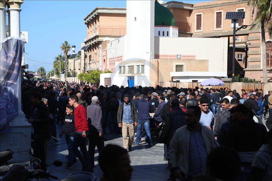  Savaş yorgunu Trabluslular bomba sesleri altında hayata devam ediyor