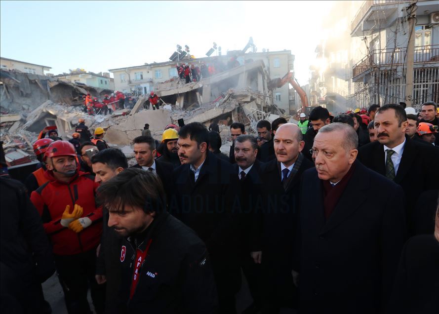 أردوغان يجري جولة تفقدية بمناطق الزلزال في ألازيغ