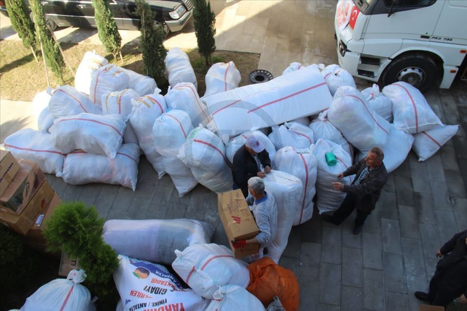 Antalya'dan depremzedeler için toplanan yardım malzemeleri gönderildi