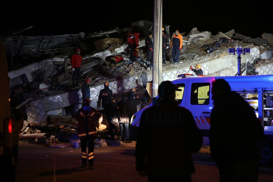 تركيا.. ارتفاع وفيات زلزال ألازيغ إلى 14 

