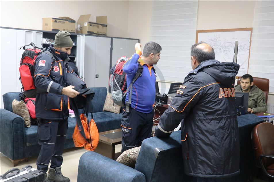Ağrı'dan kurtarma ekipleri, deprem nedeniyle Elazığ'a gönderildi
