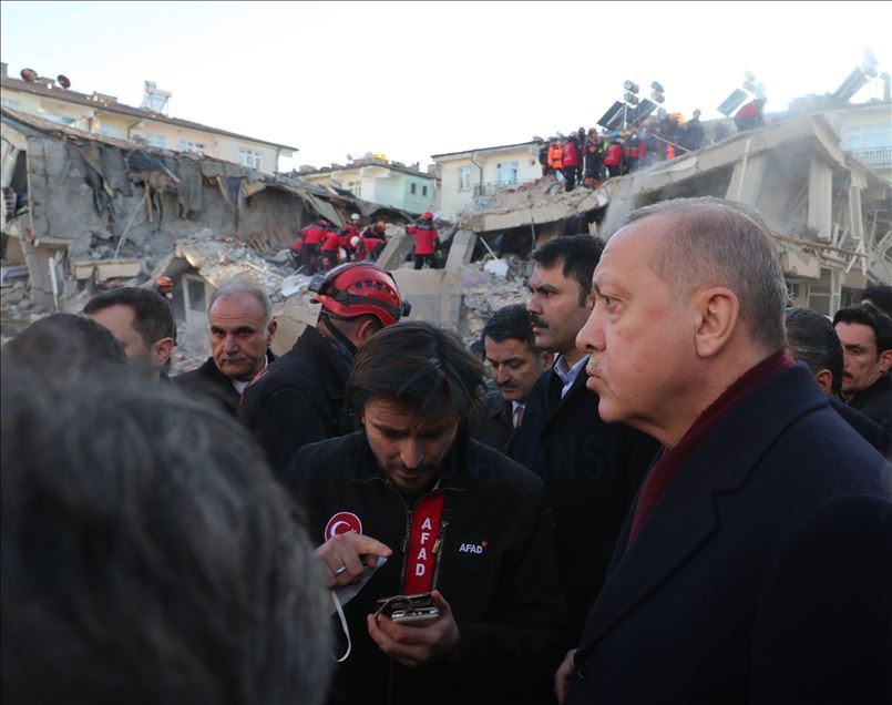 أردوغان يجري جولة تفقدية بمناطق الزلزال في ألازيغ