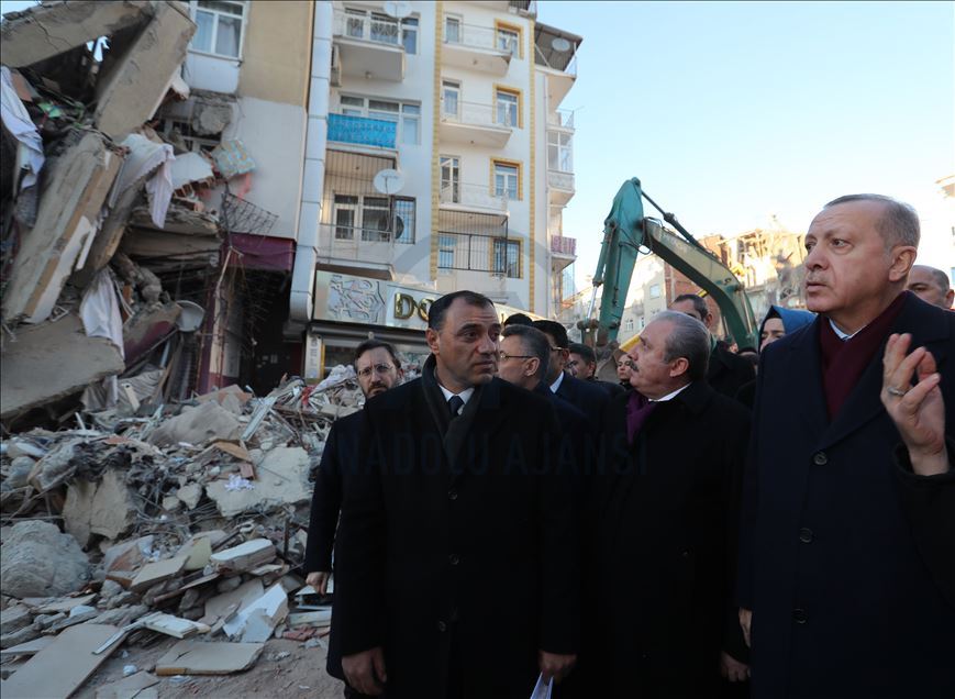أردوغان يجري جولة تفقدية بمناطق الزلزال في ألازيغ
