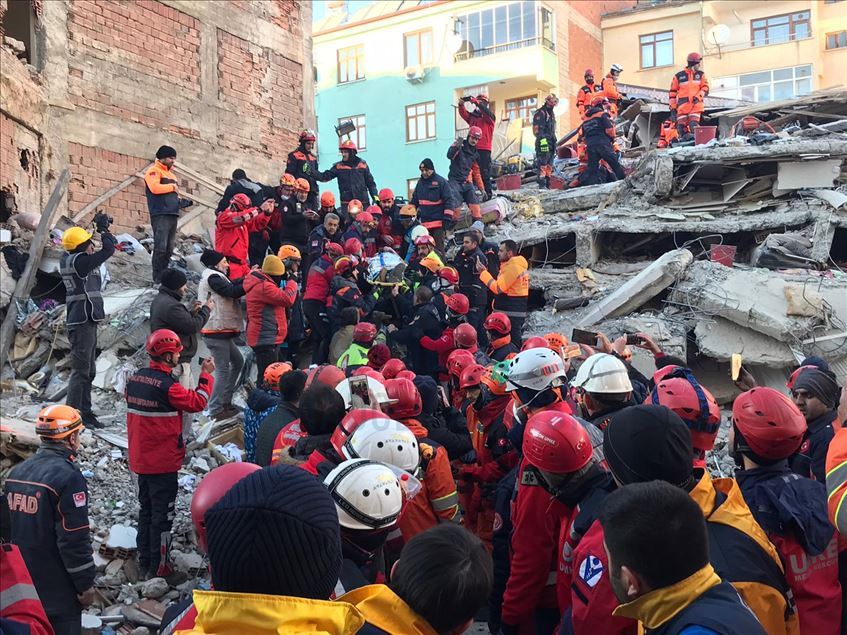 Pas 19 orësh shpëtohet një grua nga rrënojat e tërmetit në Elazığ
