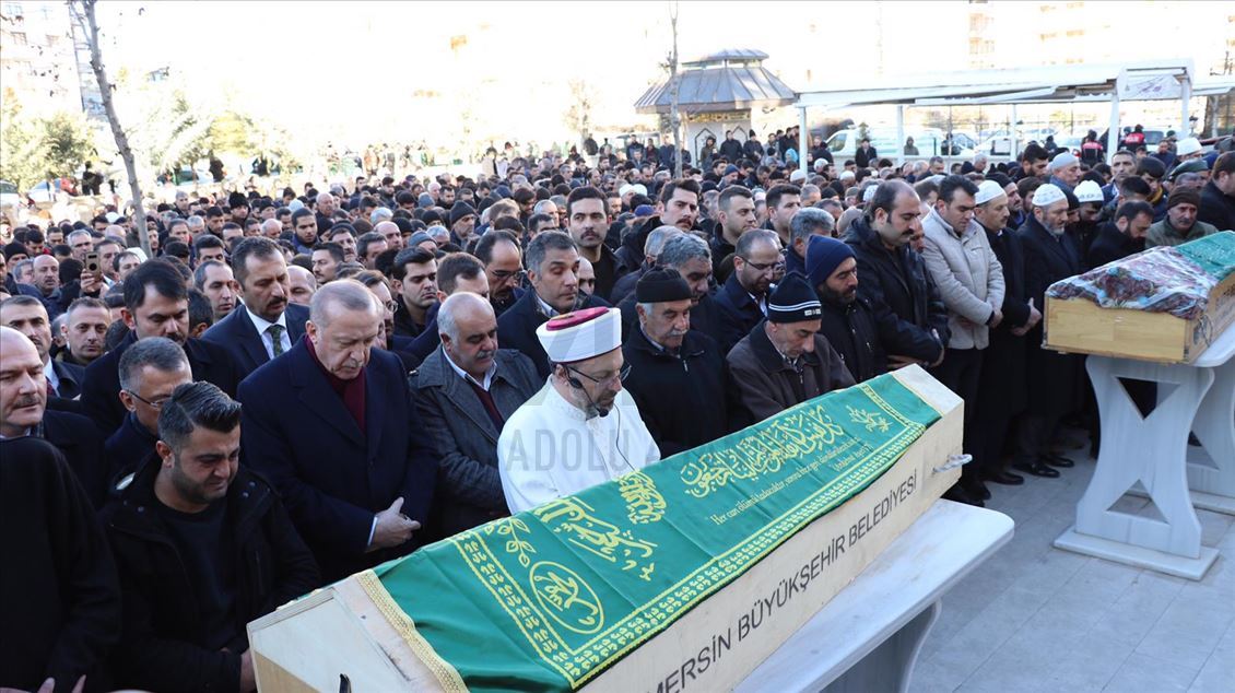 اردوغان  مراسم تشییع جنازه دو تن از قربانیان  زلزله‌ شرکت کرد