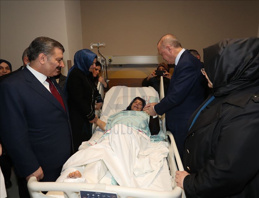 الرئيس أردوغان يتفقد جرحى الزلزال بأحد مشافي ألازيغ
