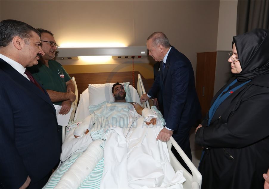 الرئيس أردوغان يتفقد جرحى الزلزال بأحد مشافي ألازيغ
