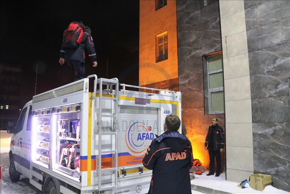 Ağrı'dan kurtarma ekipleri, deprem nedeniyle Elazığ'a gönderildi

