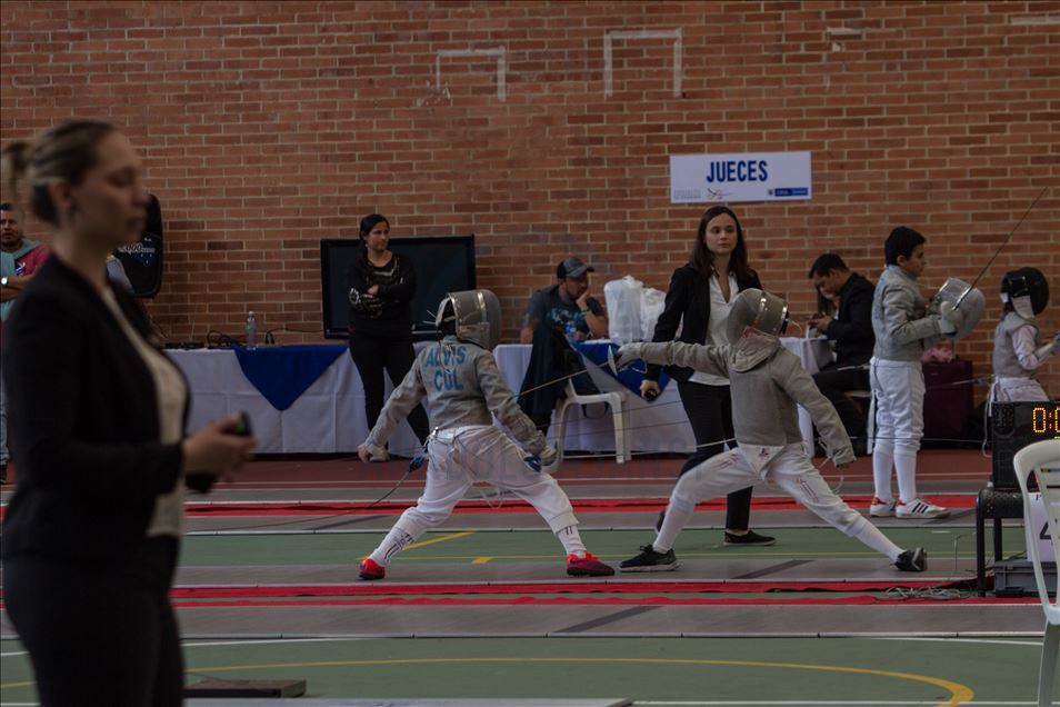 Torneo de esgrima infantil y juvenil intermedio en Colombia