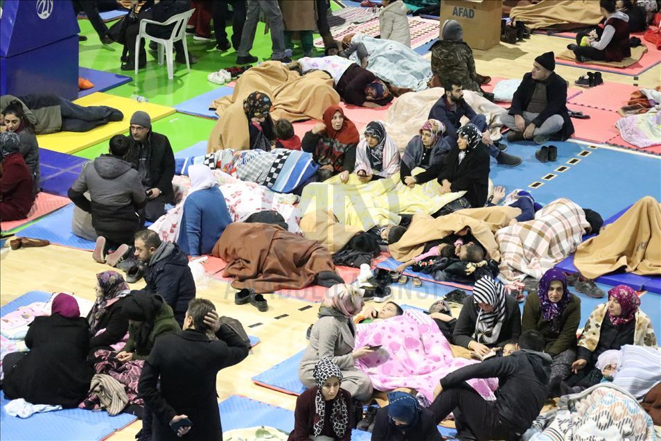После землетрясения в Турции тысячи людей провели ночь на улице
