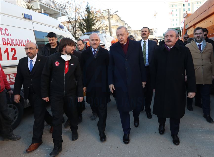 أردوغان يجري جولة تفقدية بمناطق الزلزال في ألازيغ