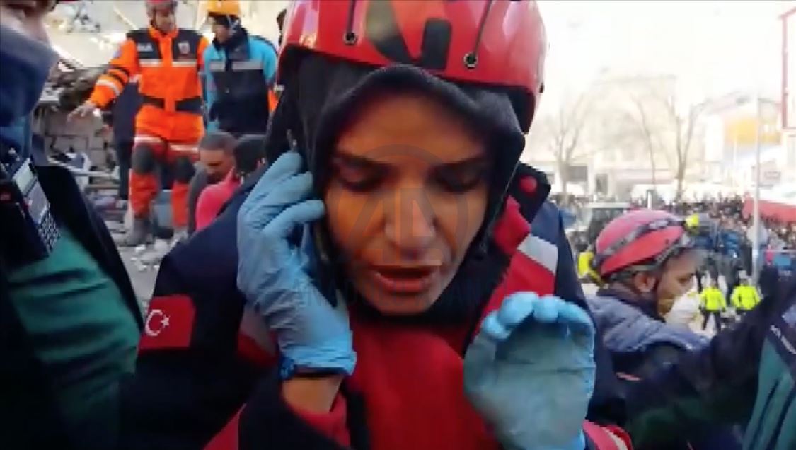 إنقاذ سيدة أجرت اتصالًا هاتفيًا مع فرق الإسعاف من تحت الأنقاض بعد 17 ساعة من الزلزال في "ألازيغ" التركية