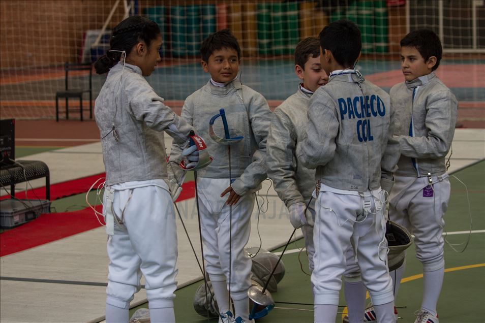 Torneo de esgrima infantil y juvenil intermedio en Colombia