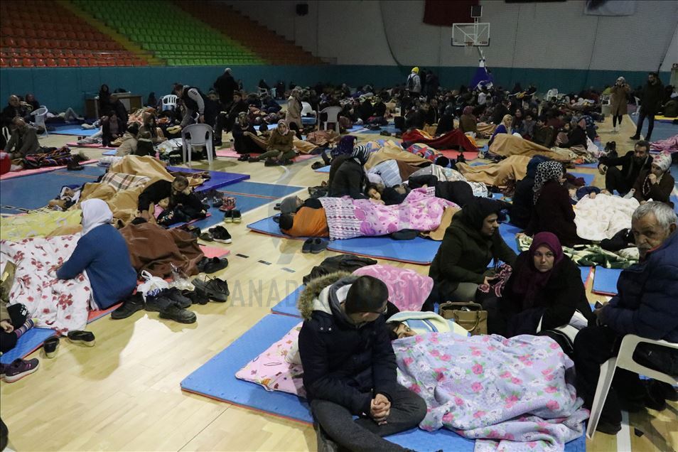 После землетрясения в Турции тысячи людей провели ночь на улице
