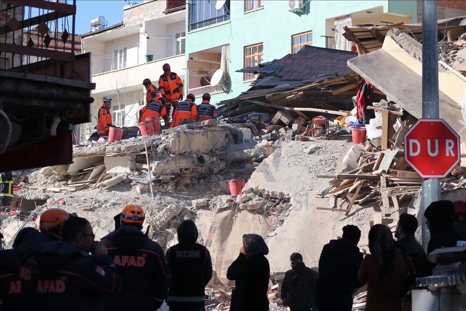 Elazığ'daki deprem sonrası arama kurtarma çalışmaları devam ediyor
