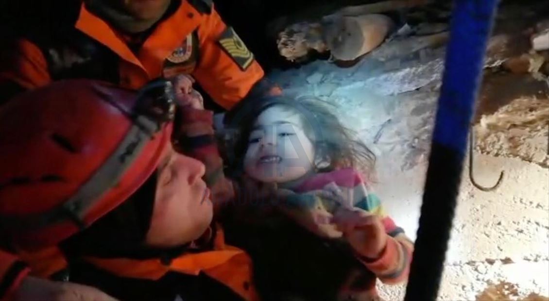 Turska: Dvoipogodišnja djevojčica nakon 24 sata spašena ispod ruševina 