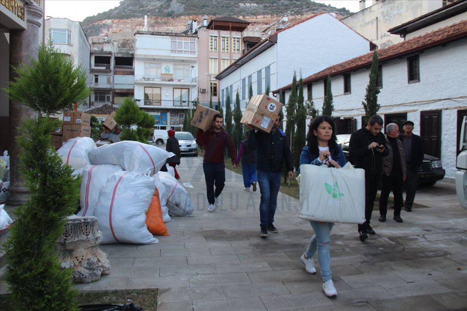 Antalya'dan depremzedeler için toplanan yardım malzemeleri gönderildi