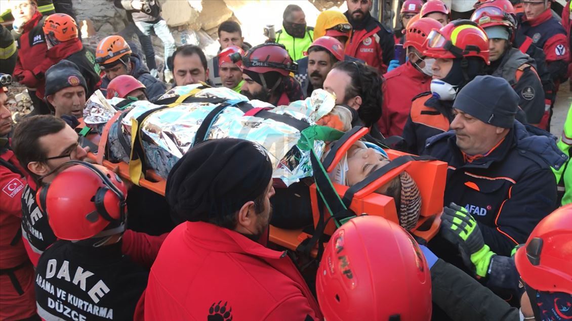 إنقاذ سيدة أجرت اتصالًا هاتفيًا مع فرق الإسعاف من تحت الأنقاض بعد 17 ساعة من الزلزال في "ألازيغ" التركية
