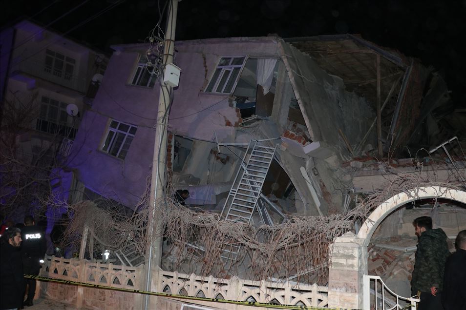 وزير الداخلية التركي: تلقينا حتى الآن بلاغات بتضرر 10 أبنية في مدينة ألازيغ
