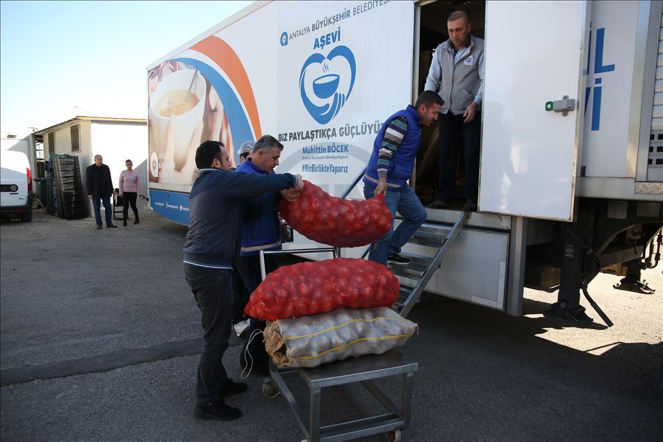 Antalya'dan depremin yaşandığı Elazığ'a gıda ve battaniye desteği