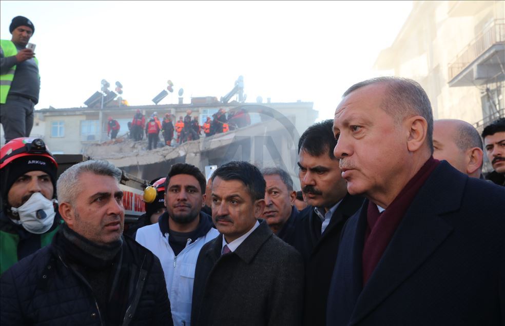 أردوغان يجري جولة تفقدية بمناطق الزلزال في ألازيغ