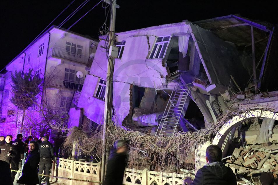 وزير الداخلية التركي: تلقينا حتى الآن بلاغات بتضرر 10 أبنية في مدينة ألازيغ
