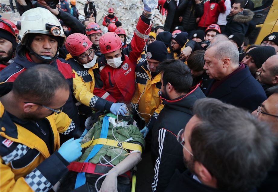 أردوغان يجري جولة تفقدية بمناطق الزلزال في ألازيغ 