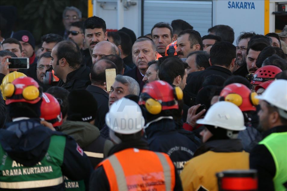 أردوغان يجري جولة تفقدية بمناطق الزلزال في ألازيغ