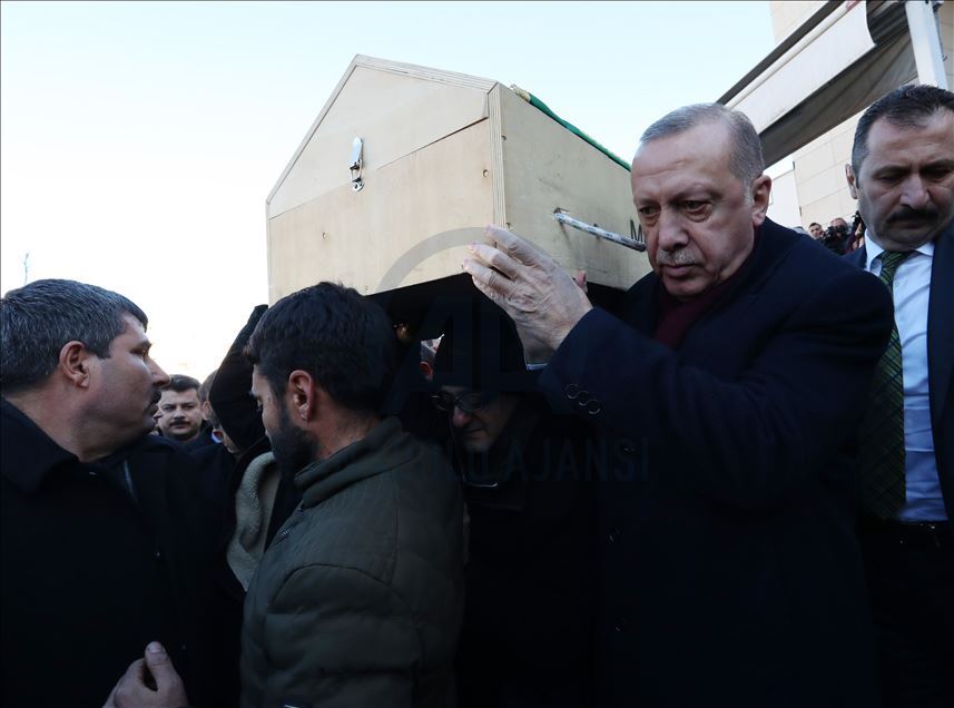 أردوغان يجري جولة تفقدية بمناطق الزلزال في ألازيغ
