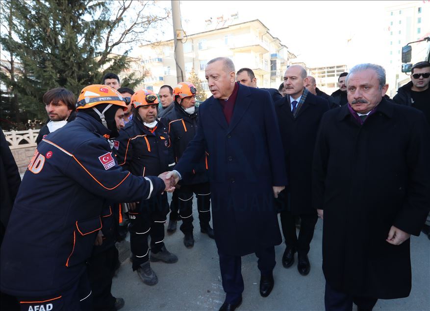 أردوغان يجري جولة تفقدية بمناطق الزلزال في ألازيغ