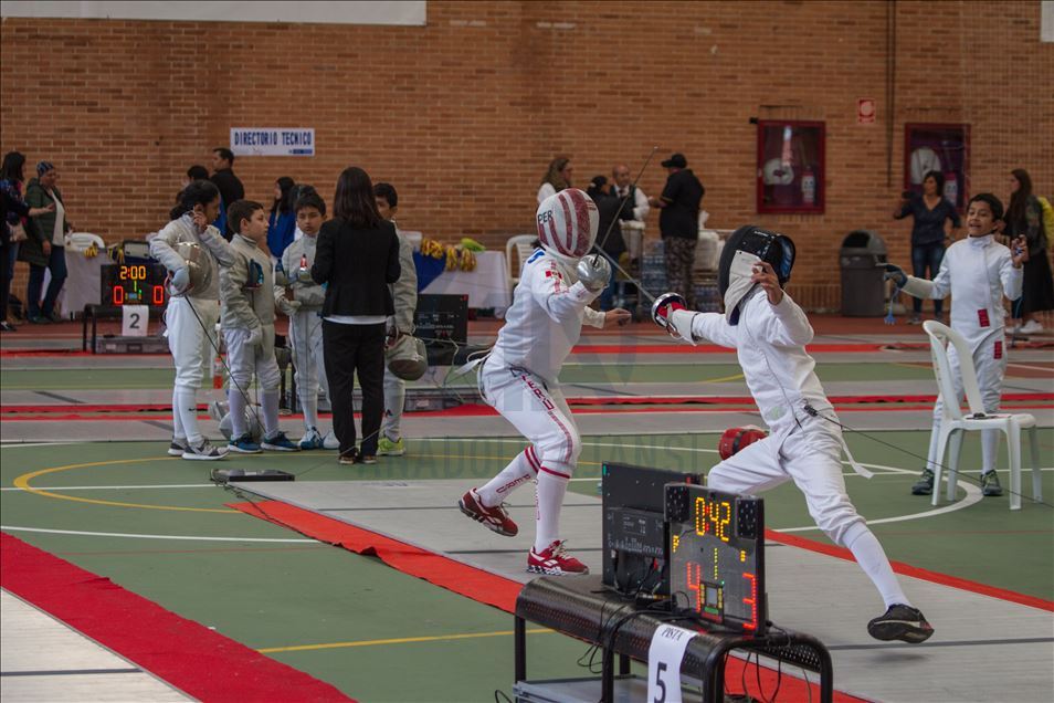 Torneo de esgrima infantil y juvenil intermedio en Colombia