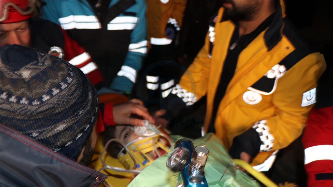 
Turska: Dvoipogodišnja djevojčica nakon 24 sata spašena ispod ruševina 