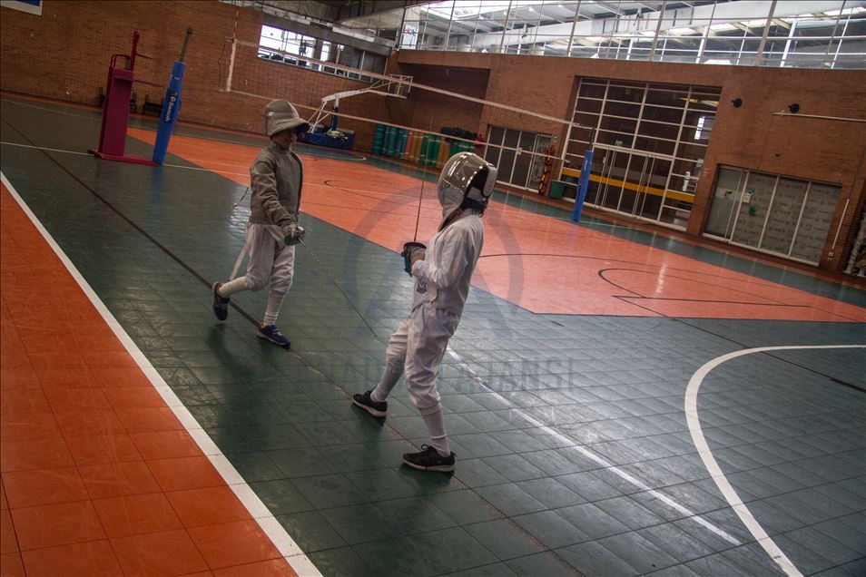 Torneo de esgrima infantil y juvenil intermedio en Colombia
